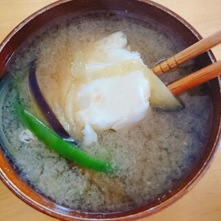 茄子とピーマンの落とし卵お味噌汁